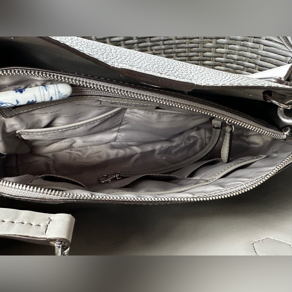 Michael Kors Large Center Zip Tote & Jet Set Travel Continental Wristlet in Grey - Picture 7 of 16